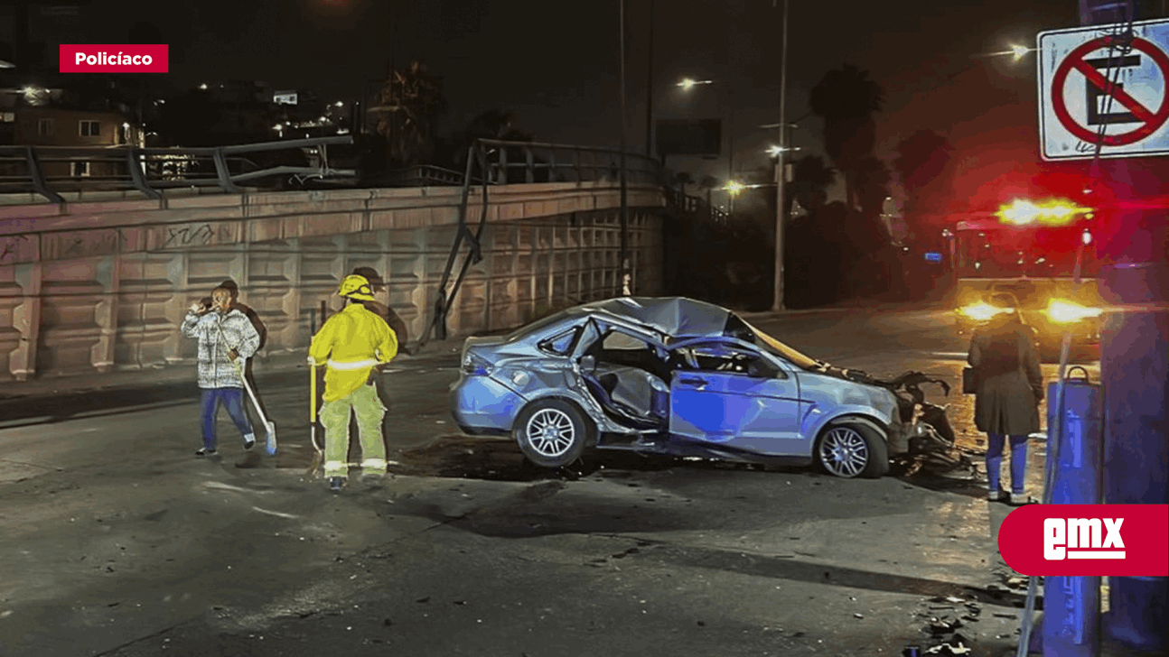 EMX-Choca en su auto un joven contra muro de contención