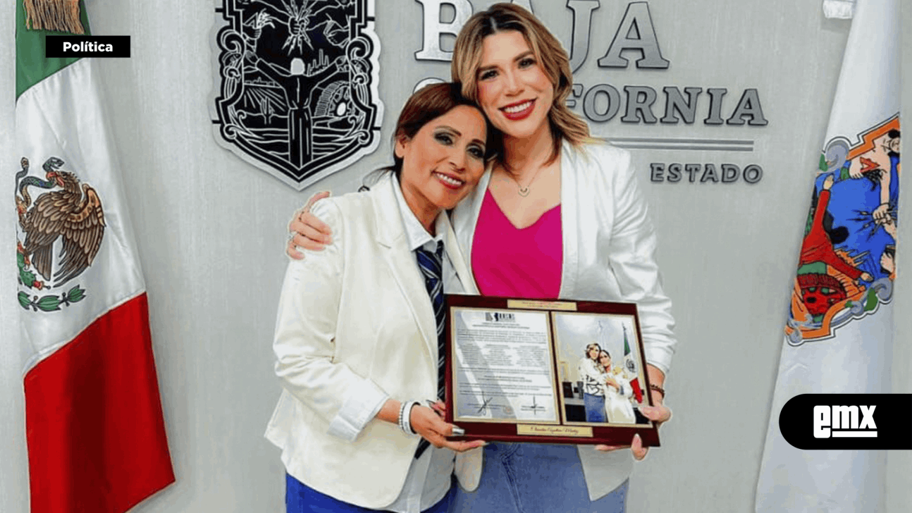 EMX-Claudia Agatón y Marina del Pilar...En cordial encuentro, Claudia Agatón entregó a Marina del Pilar copia de constancia de mayoría como primera mujer alcaldesa de Ensenada