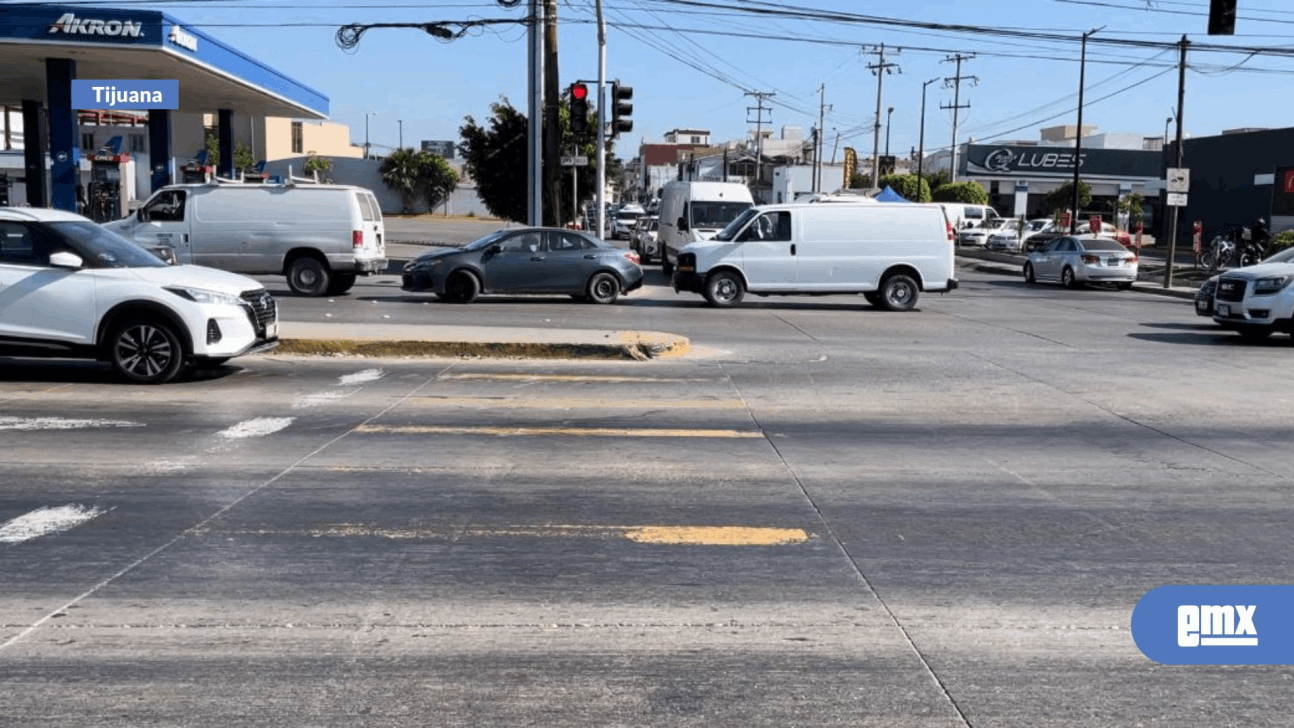 EMX-Reportan caos vial en Otay por fila para cruzar a EEUU