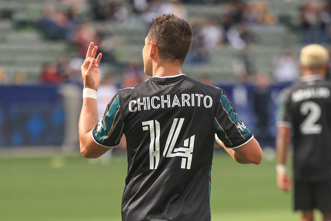 EMX-Anota 'hat-trick'  Chicharito