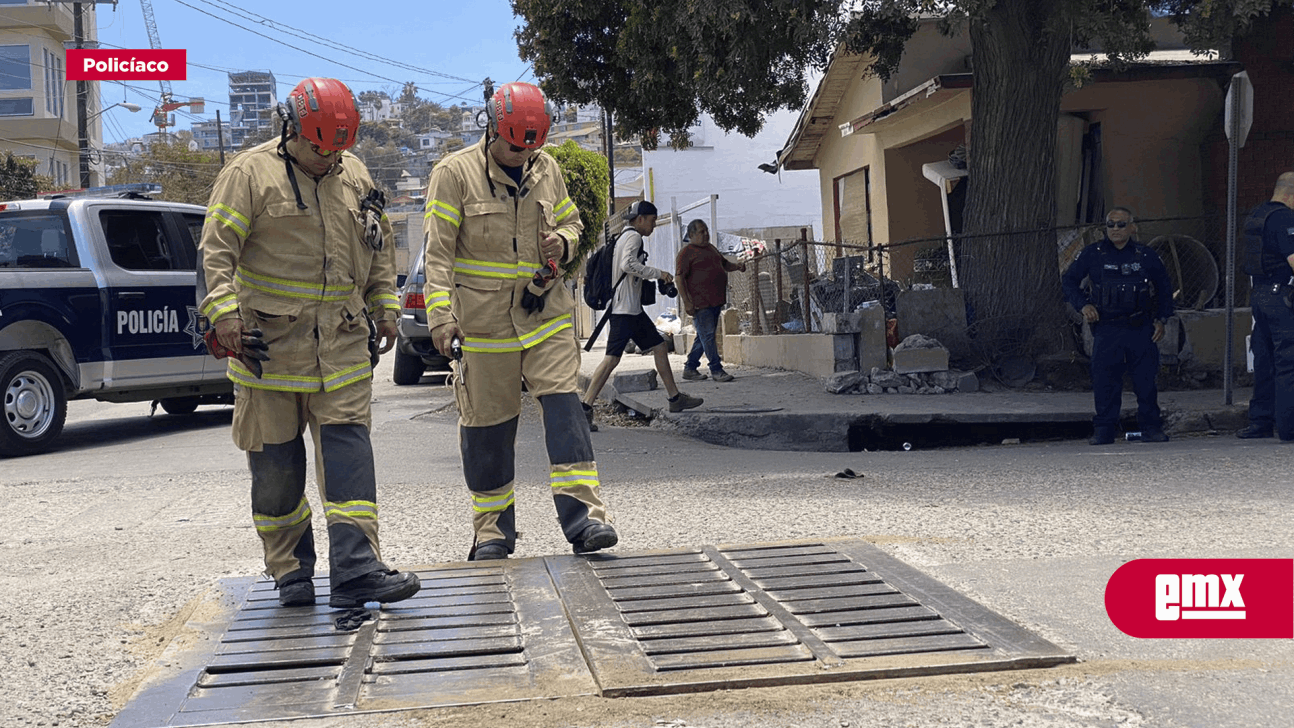 EMX-Quedó mujer atrapada dentro de una alcantarilla