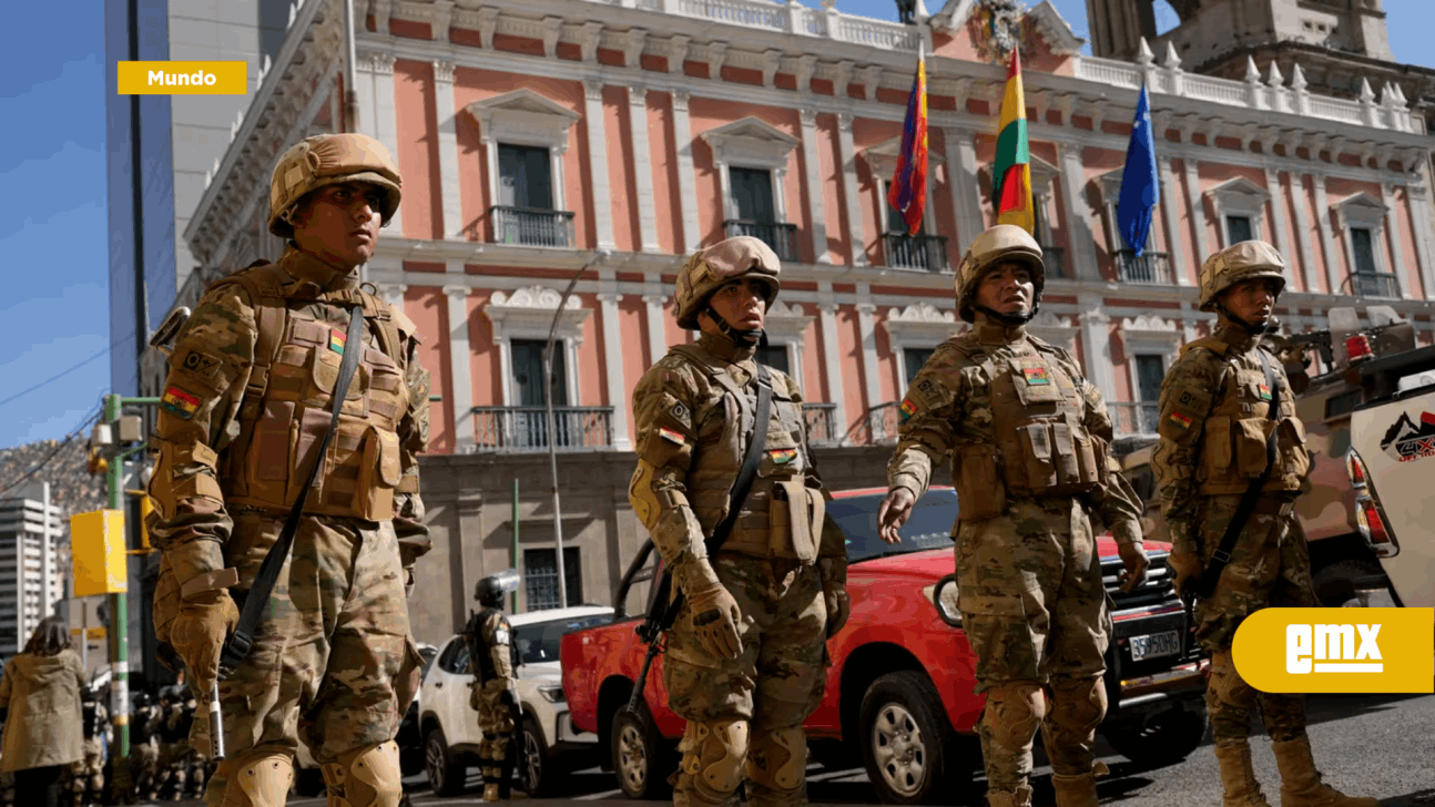 EMX-Militares y vehículos blindados se retiran de los alrededores del palacio presidencial de Bolivia