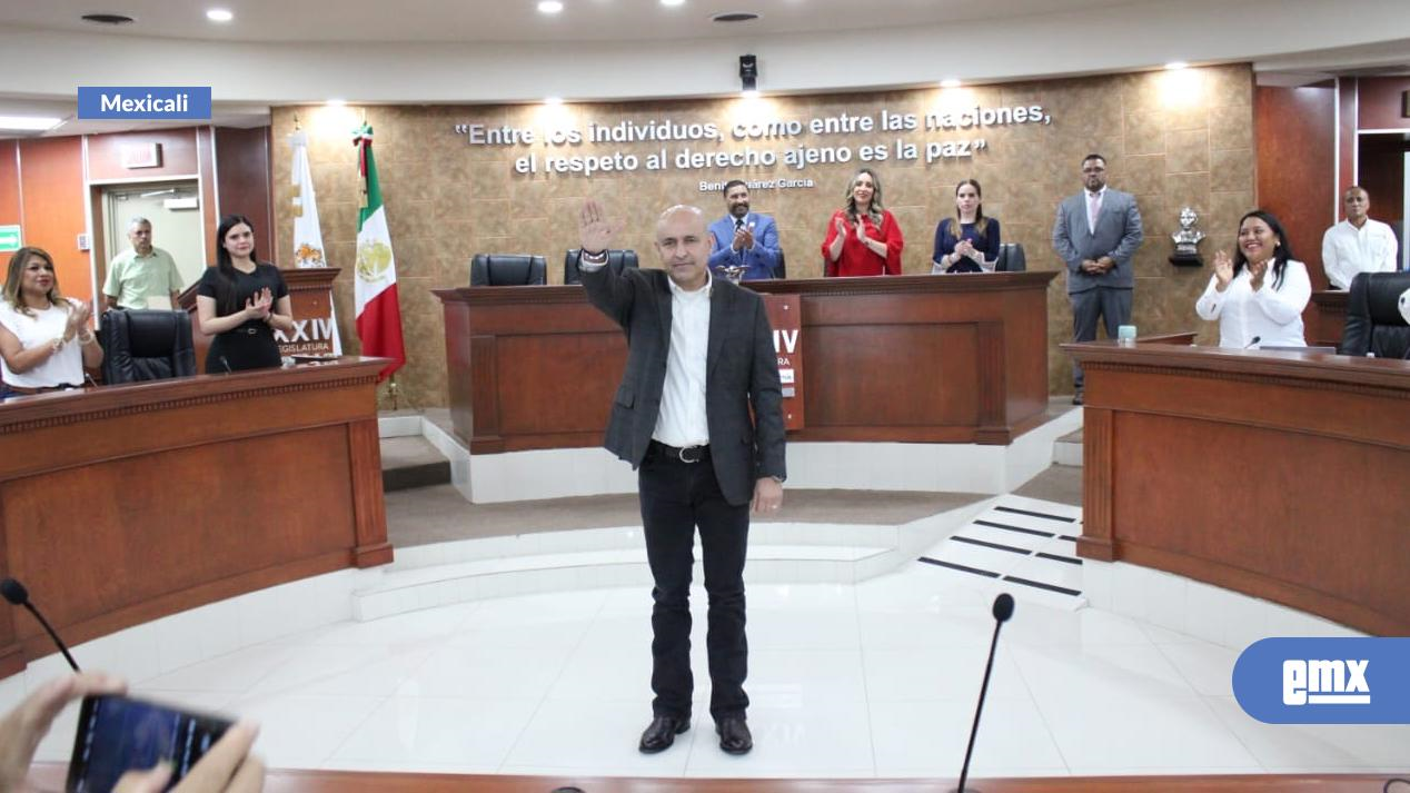 EMX-Toma protesta Víctor Navarro como director administrativo 