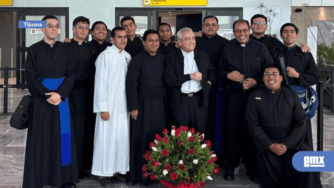 EMX-Con-una-gran-sonrisa-arribó-Arzobispo-Francisco-Barrón-a-Tijuana