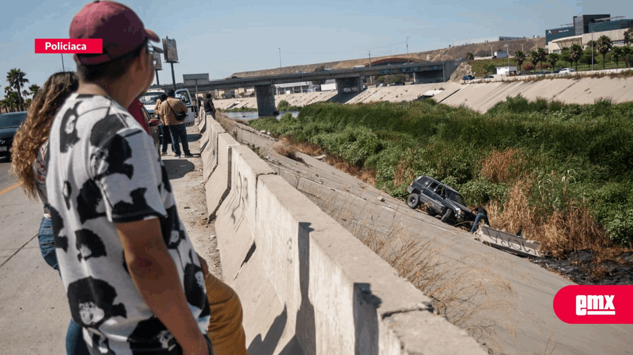 EMX-Cae conductor junto con su camioneta al fondo de la canalización del río