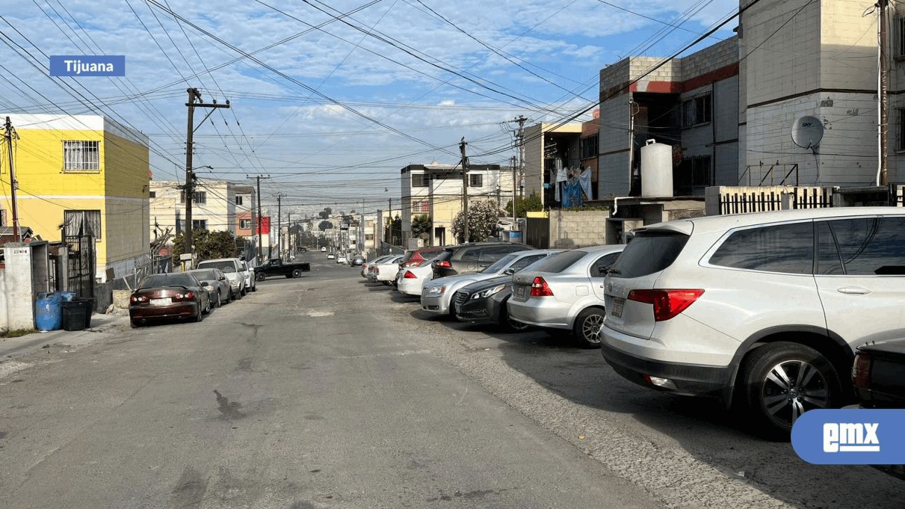 EMX-Bloquean las banquetas con sus carros en el Infonavit Presidentes