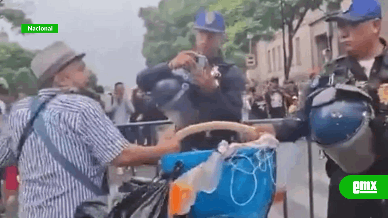EMX-¡Con tacos de canasta y salsa! Vendedor ambulante ataca a policías de CDMX