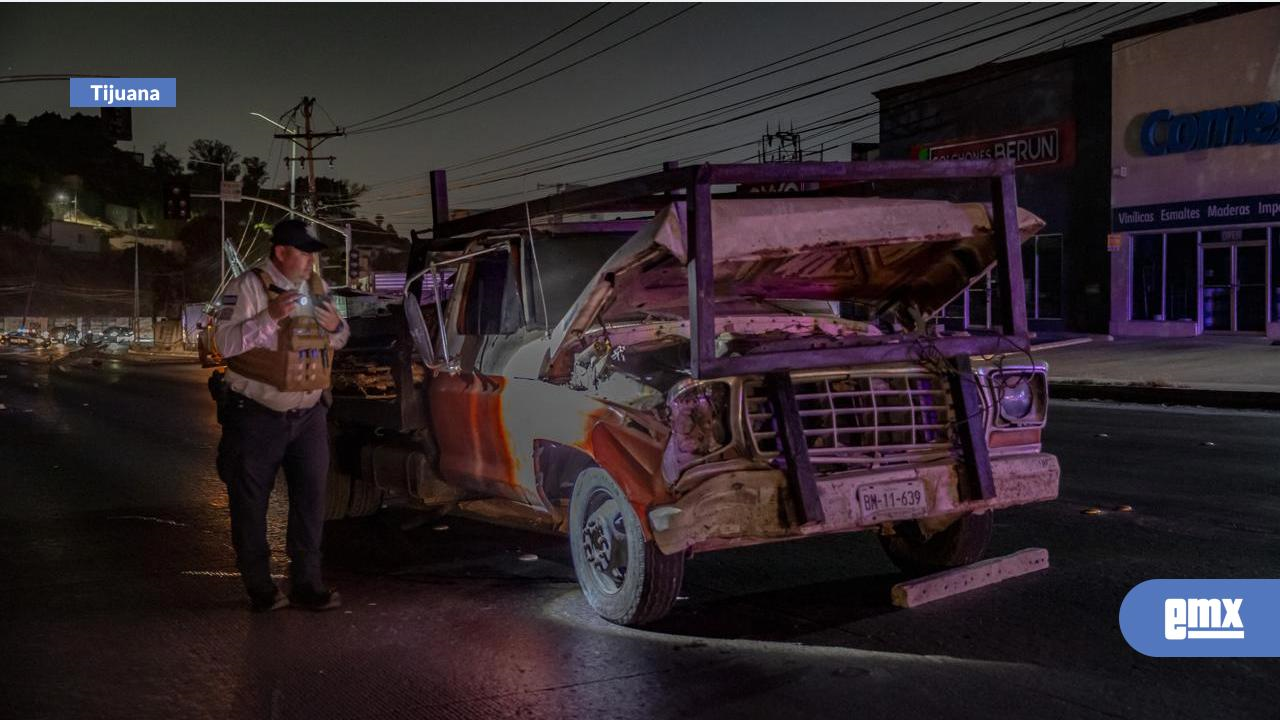 EMX-Choque contra poste de la CFE dejó a oscuras a toda una colonia en Tijuana