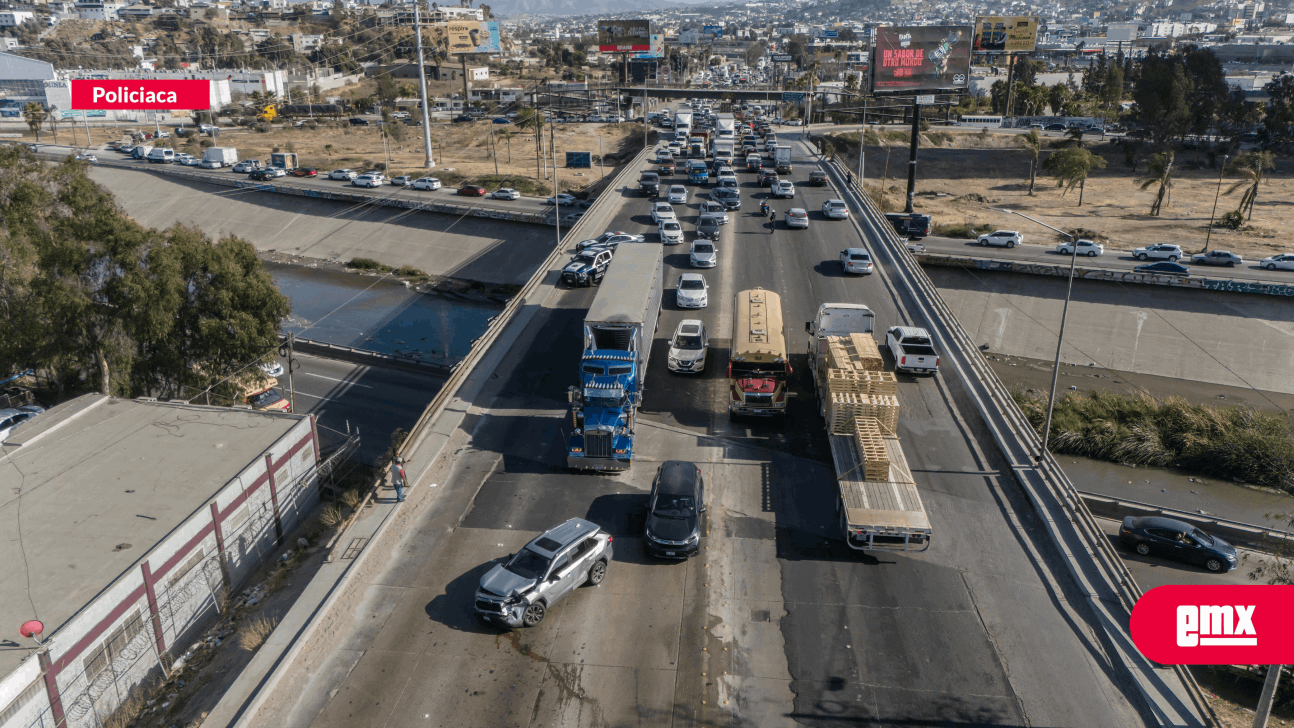 EMX-Accidente vehicular causa trastorno vial en puente Lazaro Cardenas