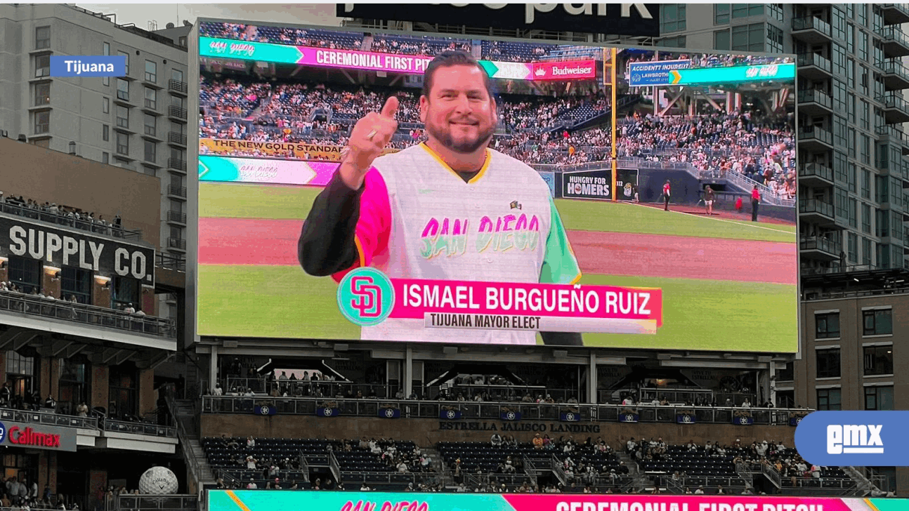 EMX-Ismael-Burgueño-Ruiz-realiza-el-primer-lanzamiento-en-el-Petco-Park-durante-celebración-del-Mes-de-la-Herencia-Hispana