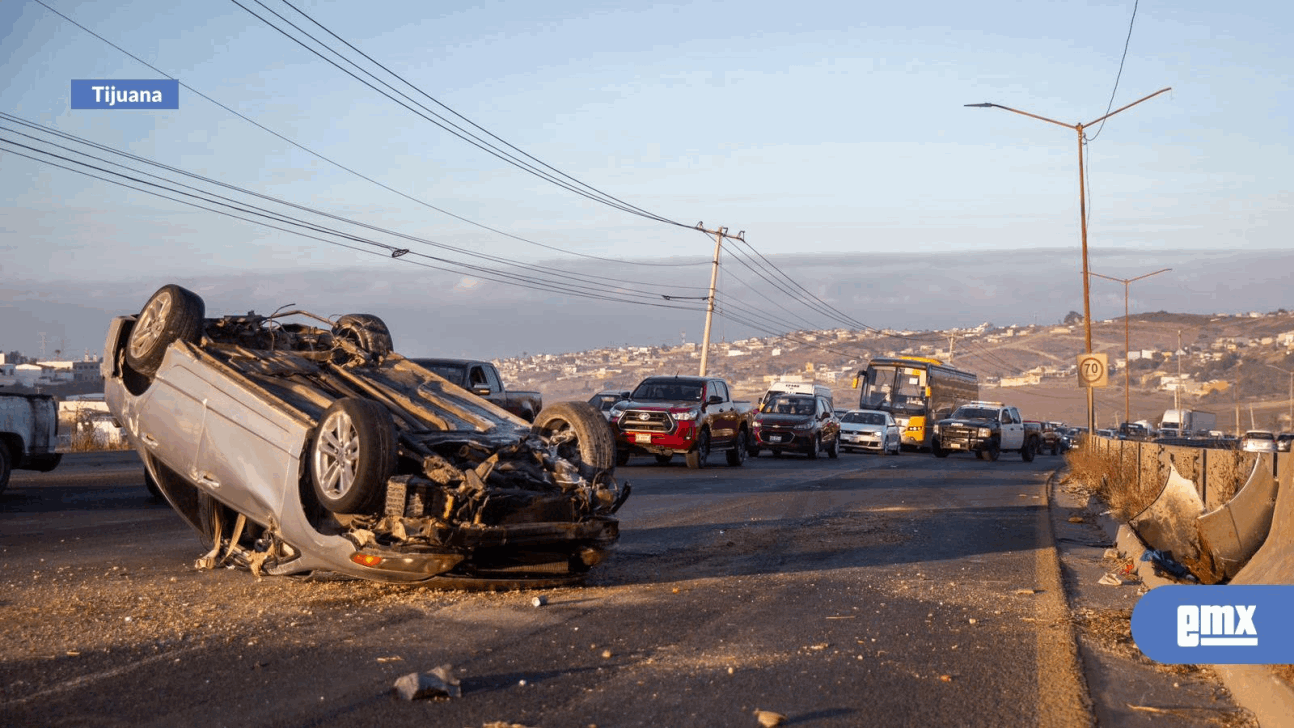 EMX-Volcadura en carretera Rosarito-Tijuana