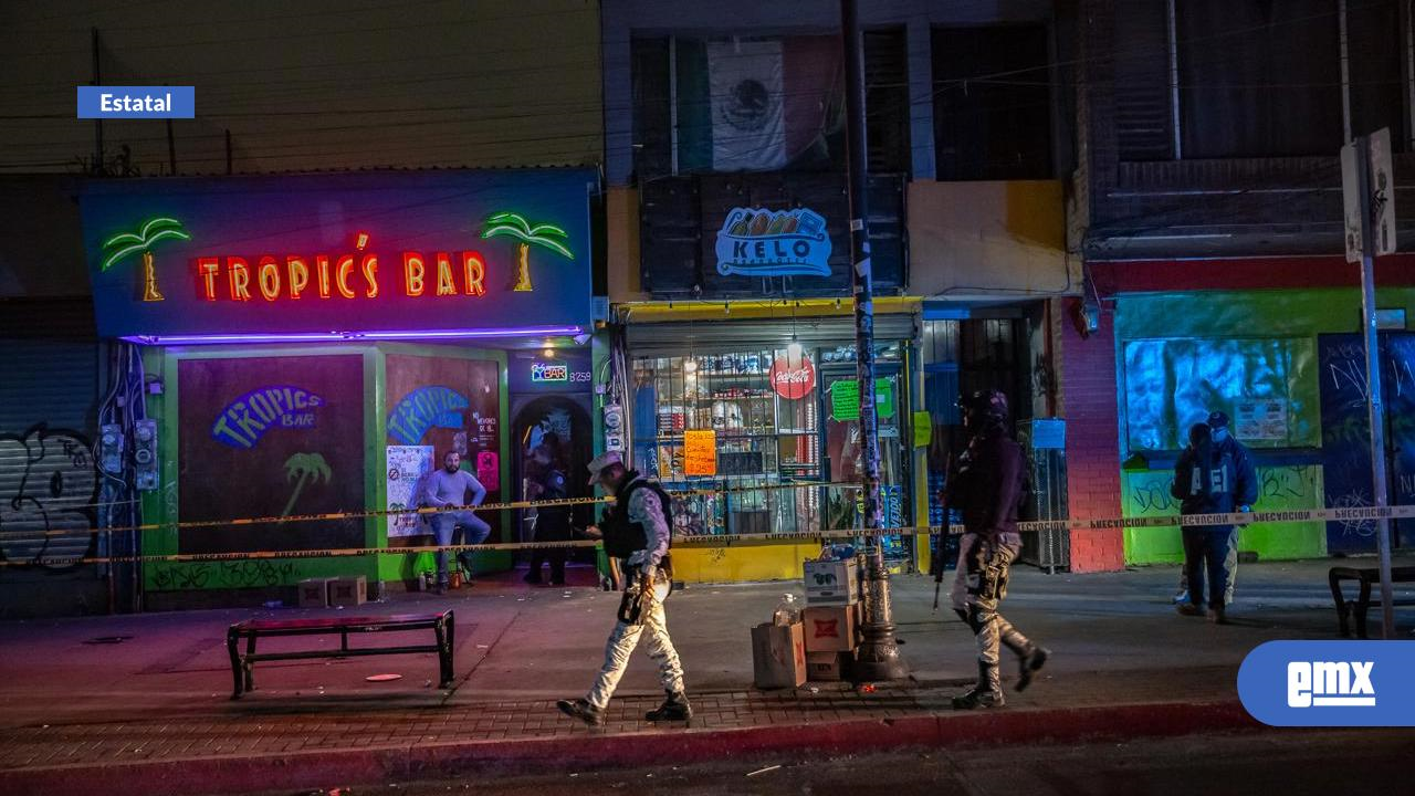 EMX-Balean a mujer afuera del Bar Tropics en la calle 6ta