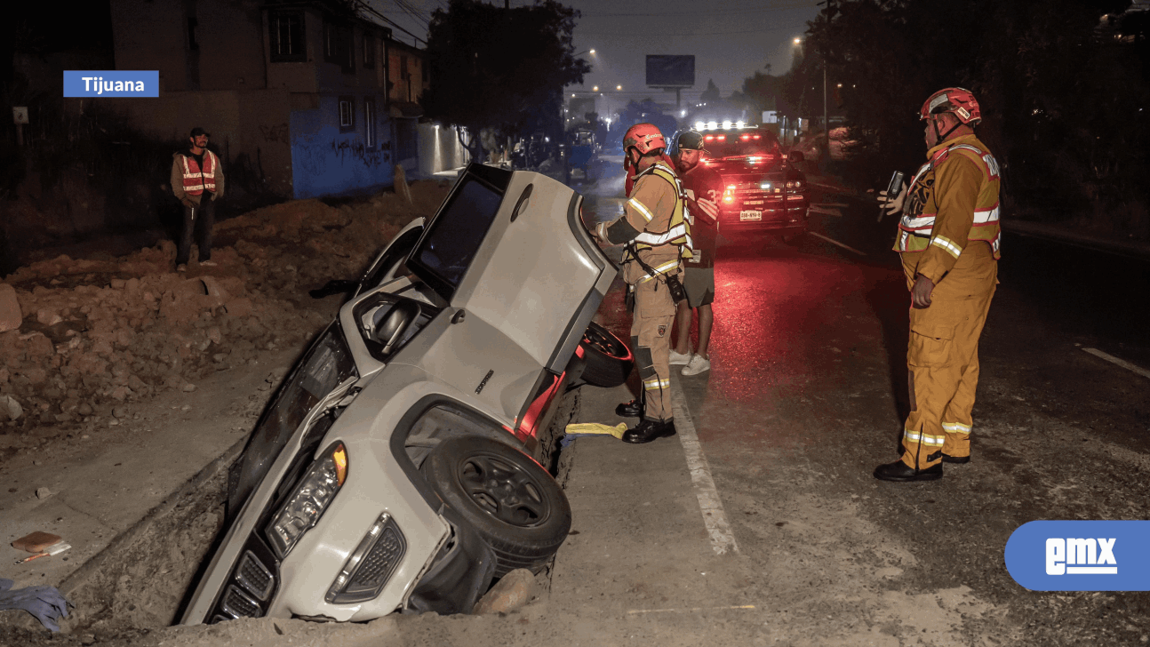 EMX-Conductora cae en excavación en el bulevar Fundadores 