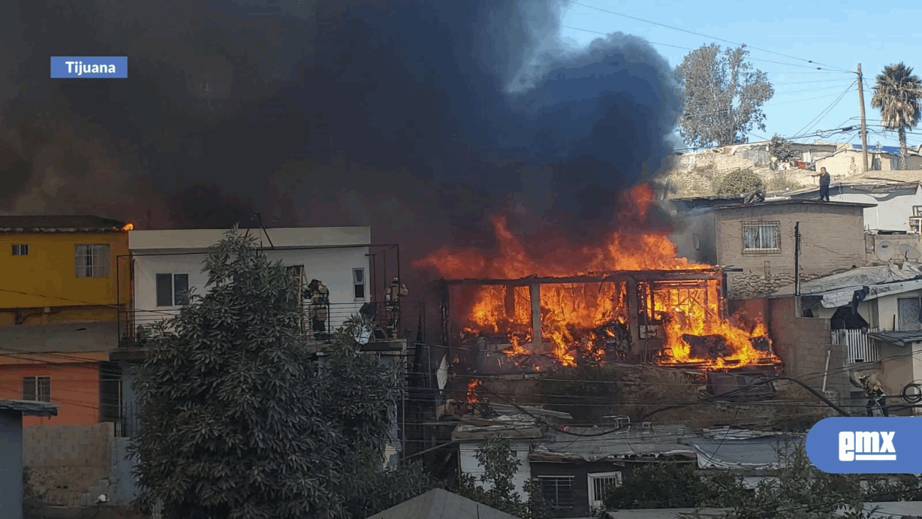 EMX-Incendio-consume-4-casas-en-la-Hidalgo,-bombero-cae-de-un-3er-nivel