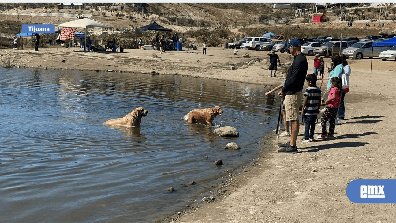 EMX-Familias y mascotas visitan el vaso de La Presa 