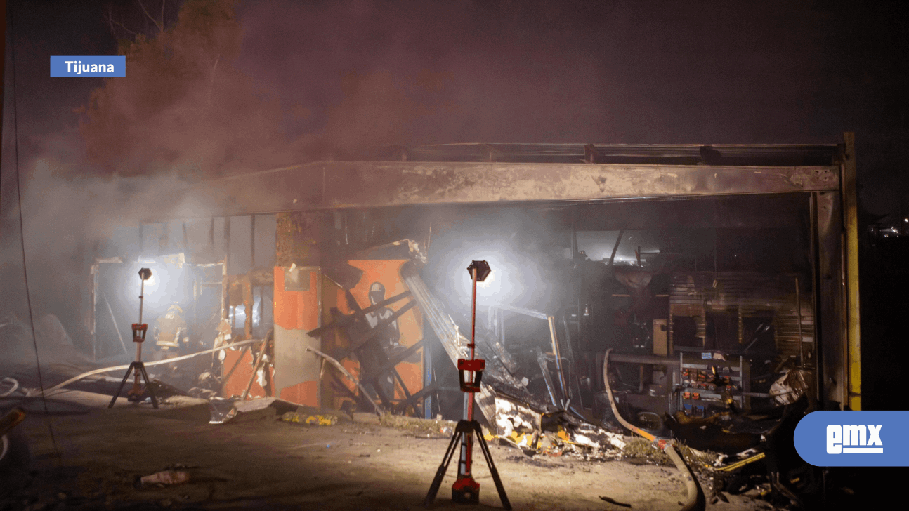 EMX-Fuerte incendio en ferretería; más de 40 bomberos atendieron el siniestro