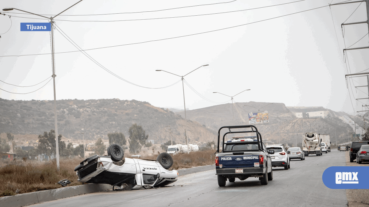 EMX-Pick-Up-termina-volcada-sobre-el-Boulevard-2000