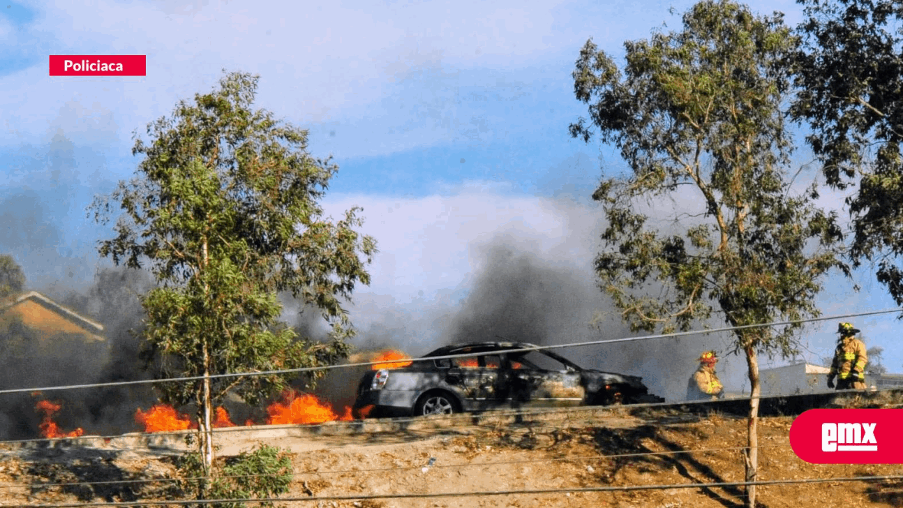 EMX-Se incendia automóvil sobre el puente Lázaro Cárdenas