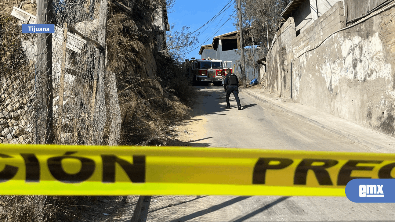 EMX-Hombre queda atrapado al caerle talud de tierra