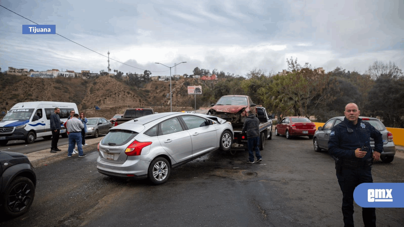 EMX-Se registra carambola en la calle Segunda