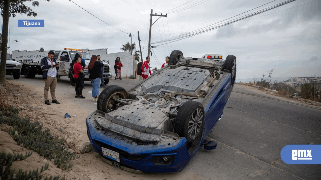 EMX-Conductora vuelca auto en la Tejamen