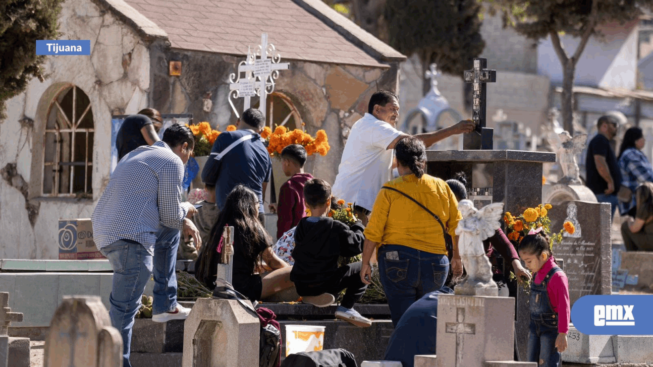 EMX-Familias acuden al panteón no. 1 para recordar a sus seres queridos