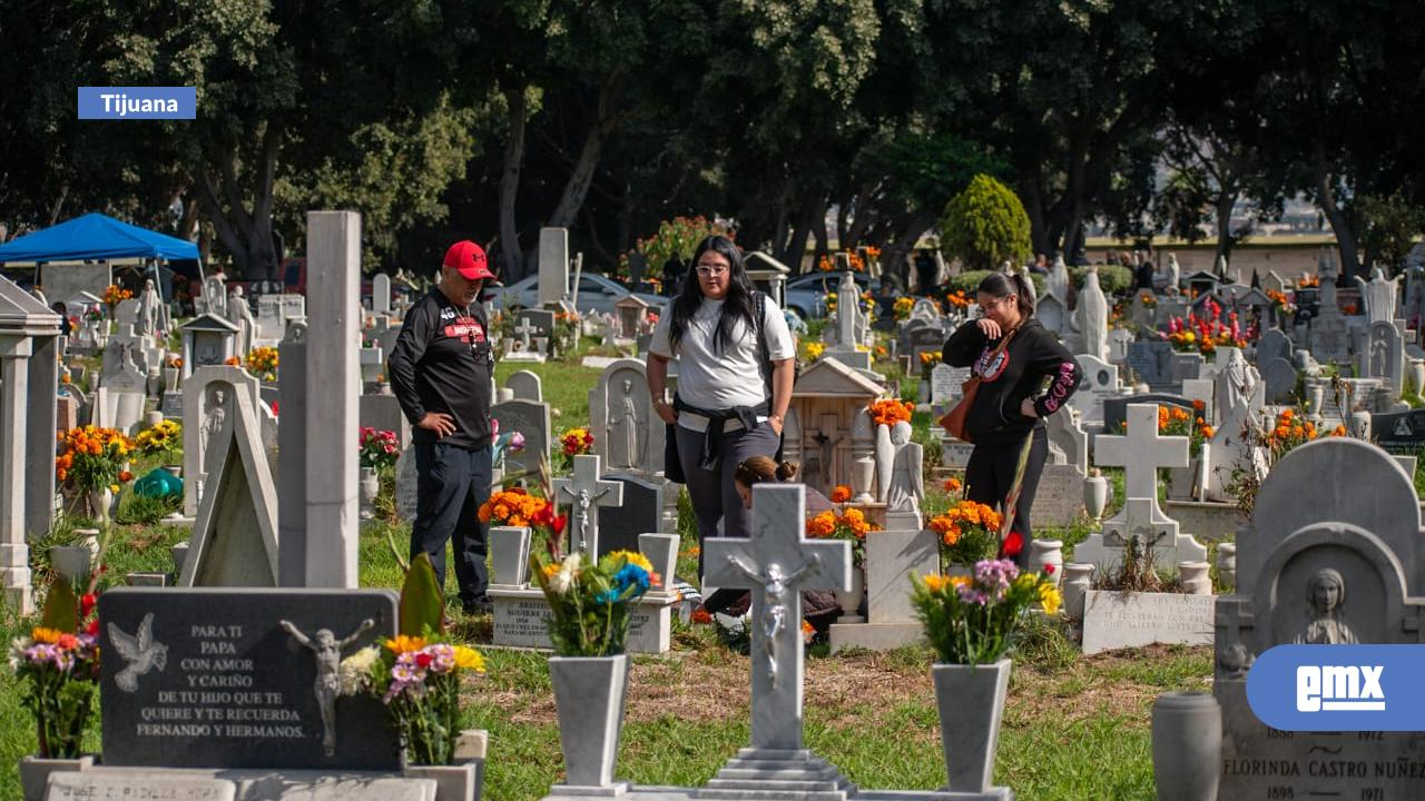 EMX-Familias visitan el Panteón Jardín para conmemorar a sus seres amados