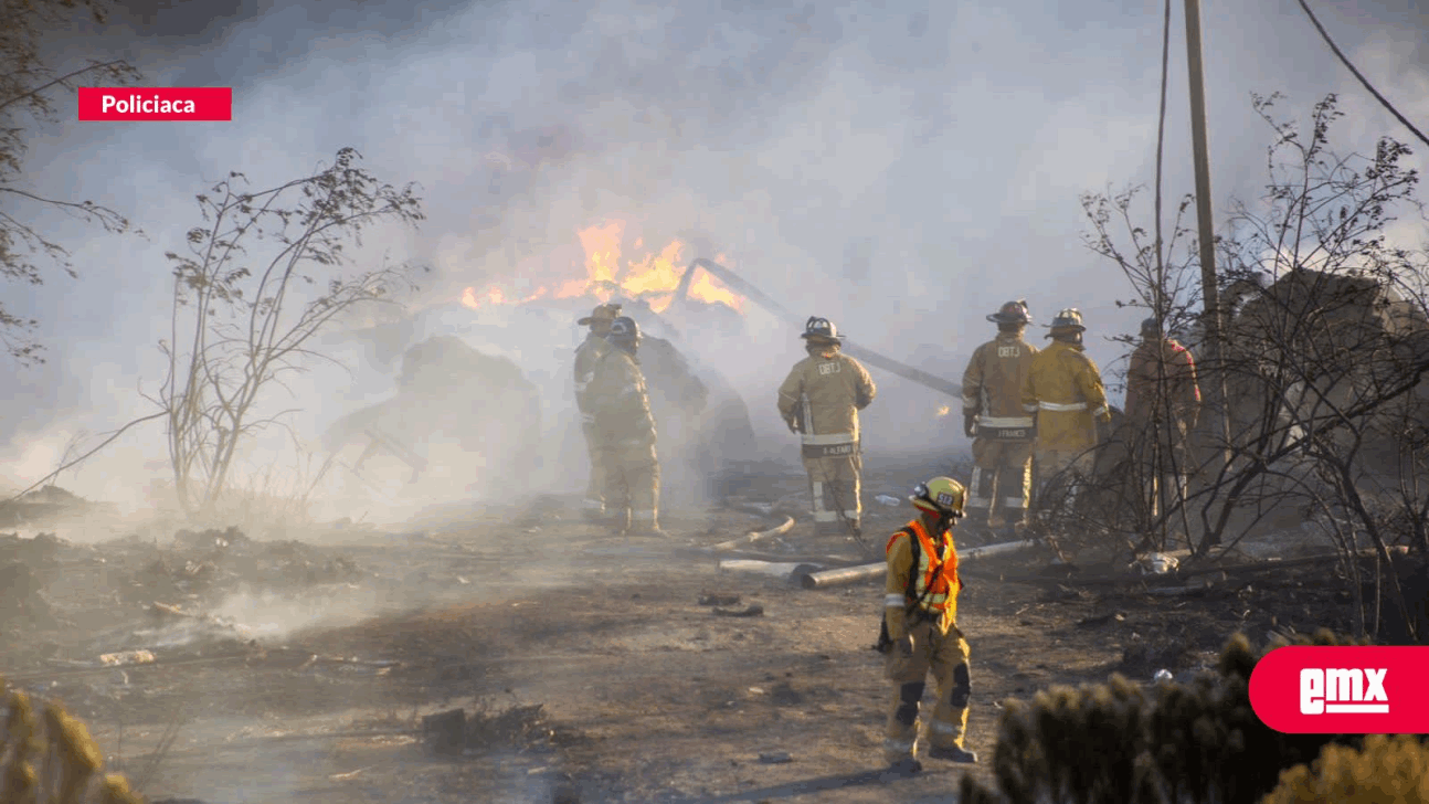 EMX-Incendio-consume-recicladora-cerca-del-Valle-de-las-Palmas