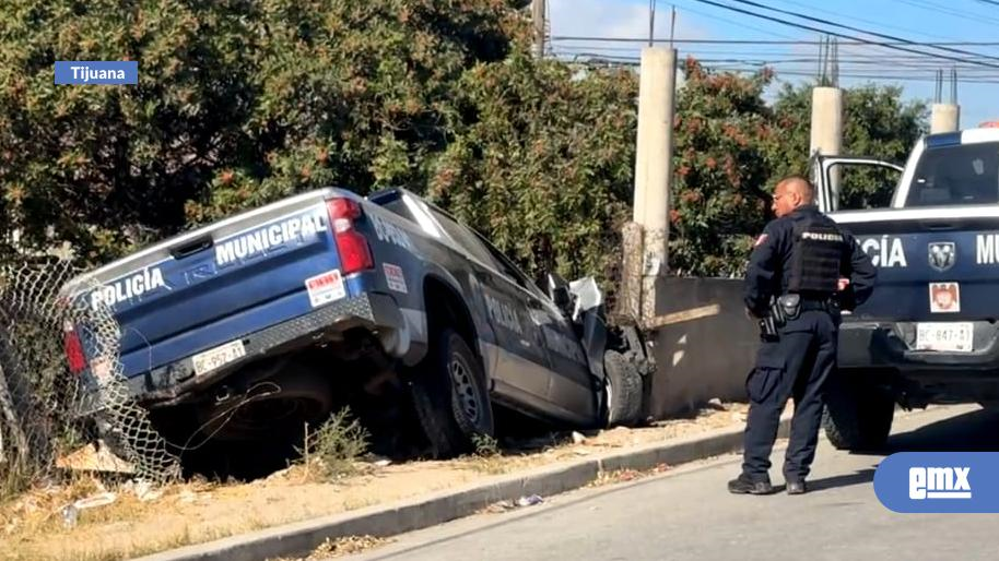 EMX-Patrulla-de-la-SSPCM-se-mete-con-todo-y-policías-a-una-vivienda