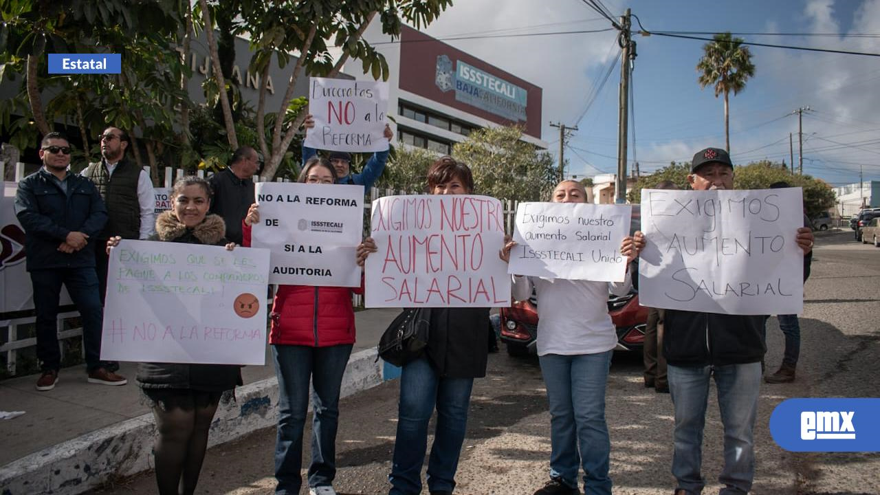 EMX-Trabajadores-del-ISSSTECALI-realizan-paro-laboral-por-falta-de-pago-retroactivo