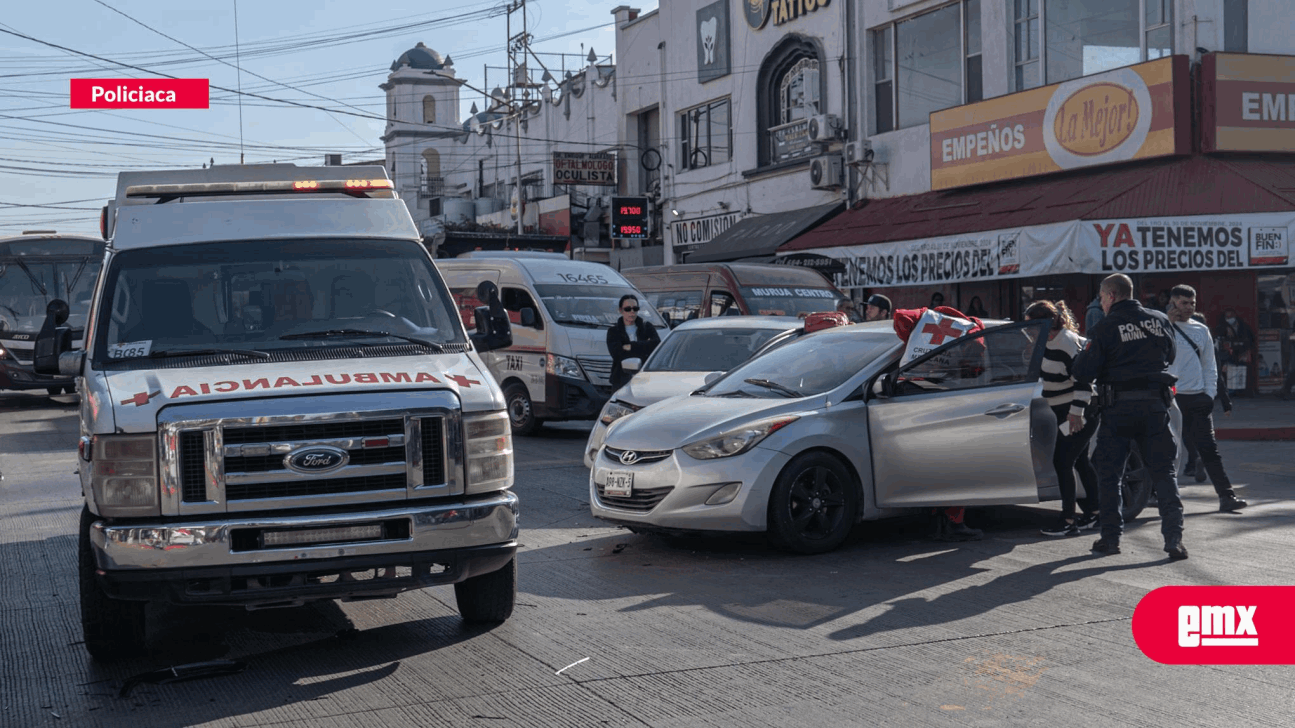 EMX-Semáforo-apagado-provoca-caos-y-choque-vehicular-en-Calle-3era,-herida-una-mujer-embarazada