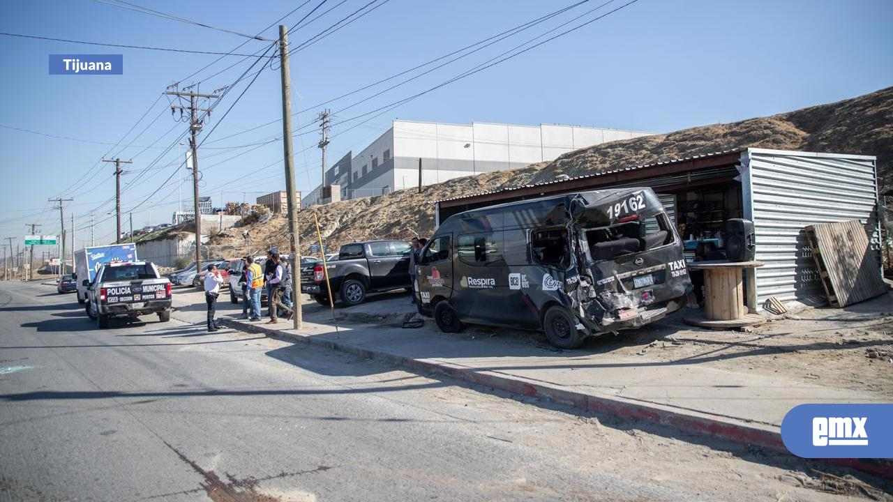 EMX-Aparatoso-accidente-entre-camión-revolvedora-y-taxi-de-ruta