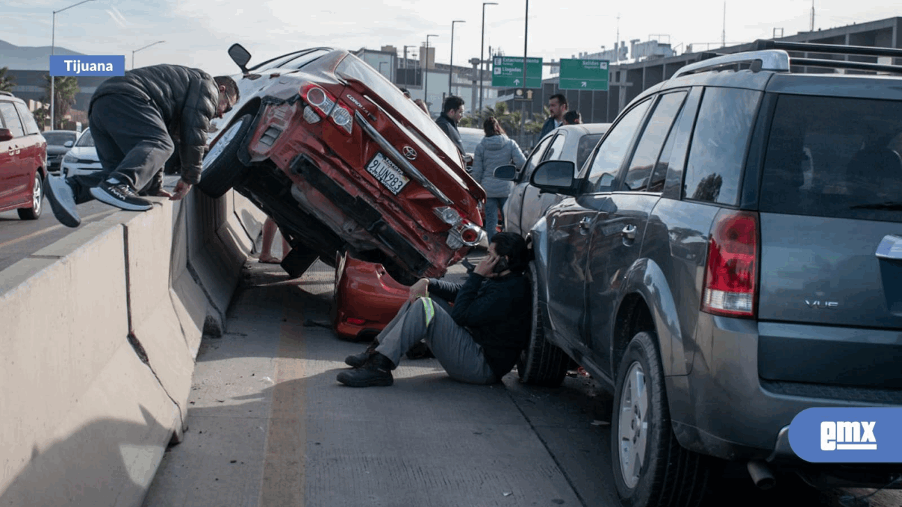 EMX-Carambola-frente-al-Aeropuerto-de-Tijuana;-un-carro-termina-sobre-muro-de-contención