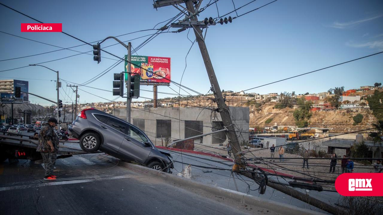 EMX-Accidente-en-bulevar-Cuauhtémoc-Sur-deja-caos-vial-y-semáforos-fuera-de-servicio