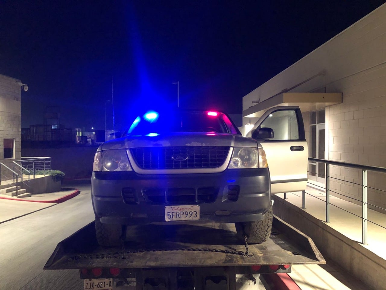 EMX-FGE asegura vehículo con equipo policial en Tijuana