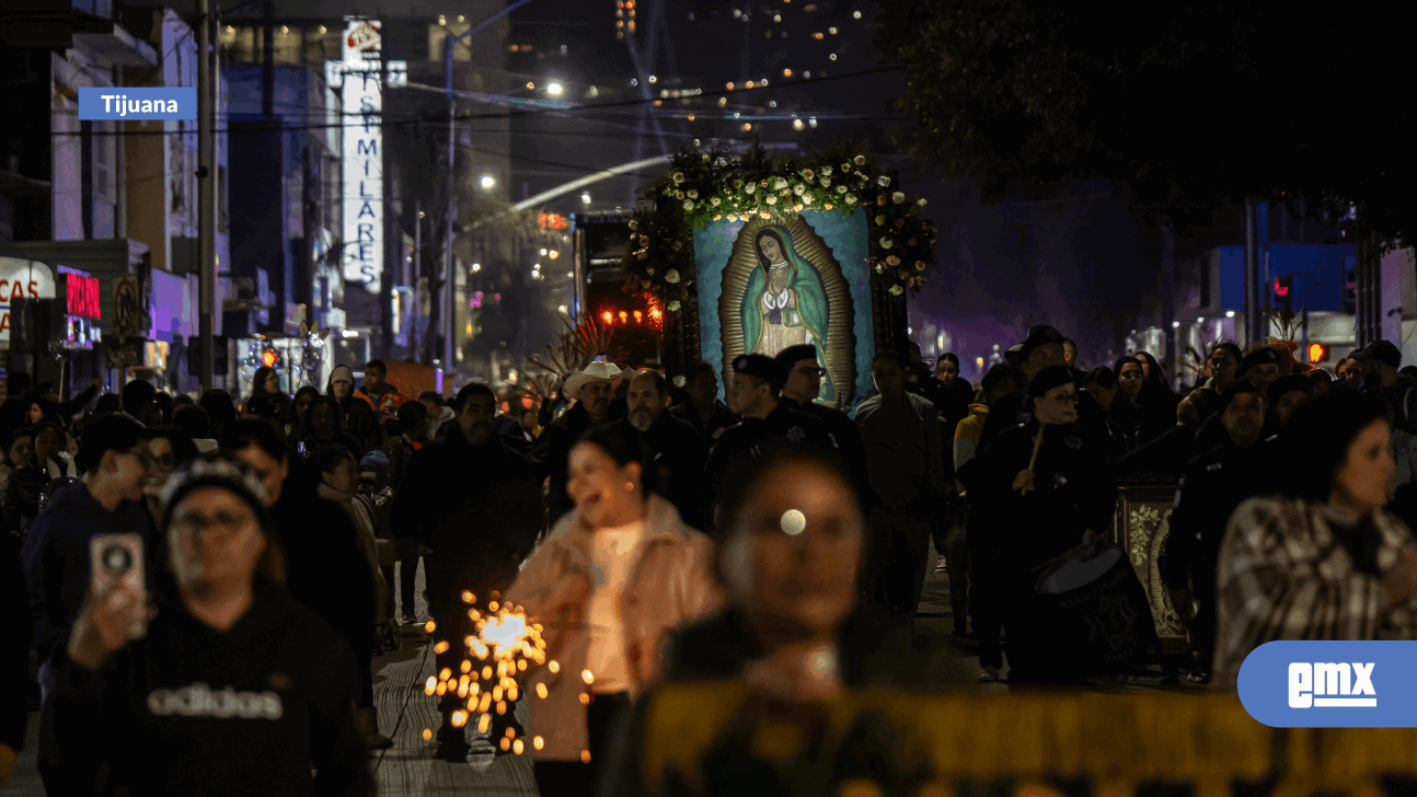 EMX-Con-danzas,-música-y-veladoras,-miles-caminaron-en-la-peregrinación-en-la-víspera-del-Día-de-la-Virgen-de-Guadalupe