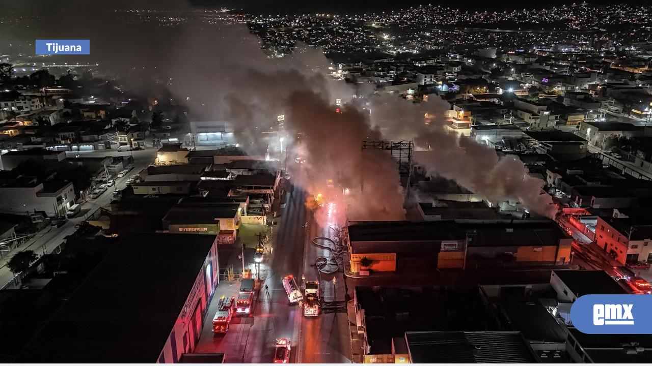 EMX-Voraz-incendio-consume-una-bodega-y-un-taller-en-la-colonia-Jardín-Dorado