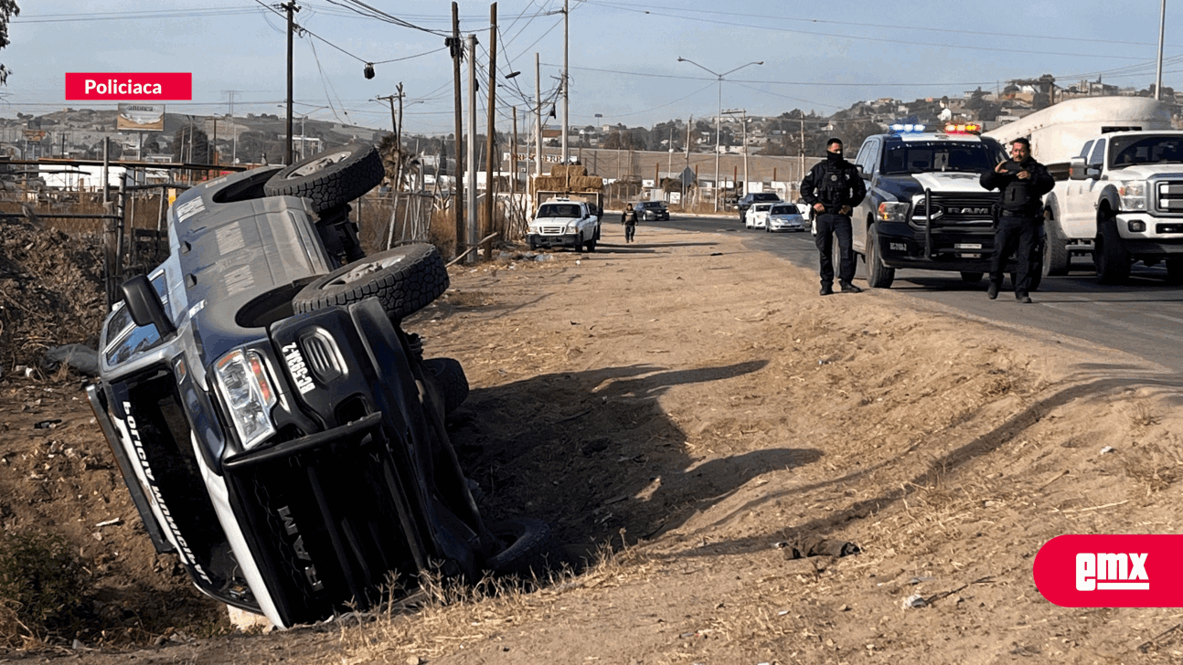 EMX-ÚLTIMAHORA:-Patrulla-termina-volcada-tras-persecución-en-la-carretera-Tijuana-Tecate