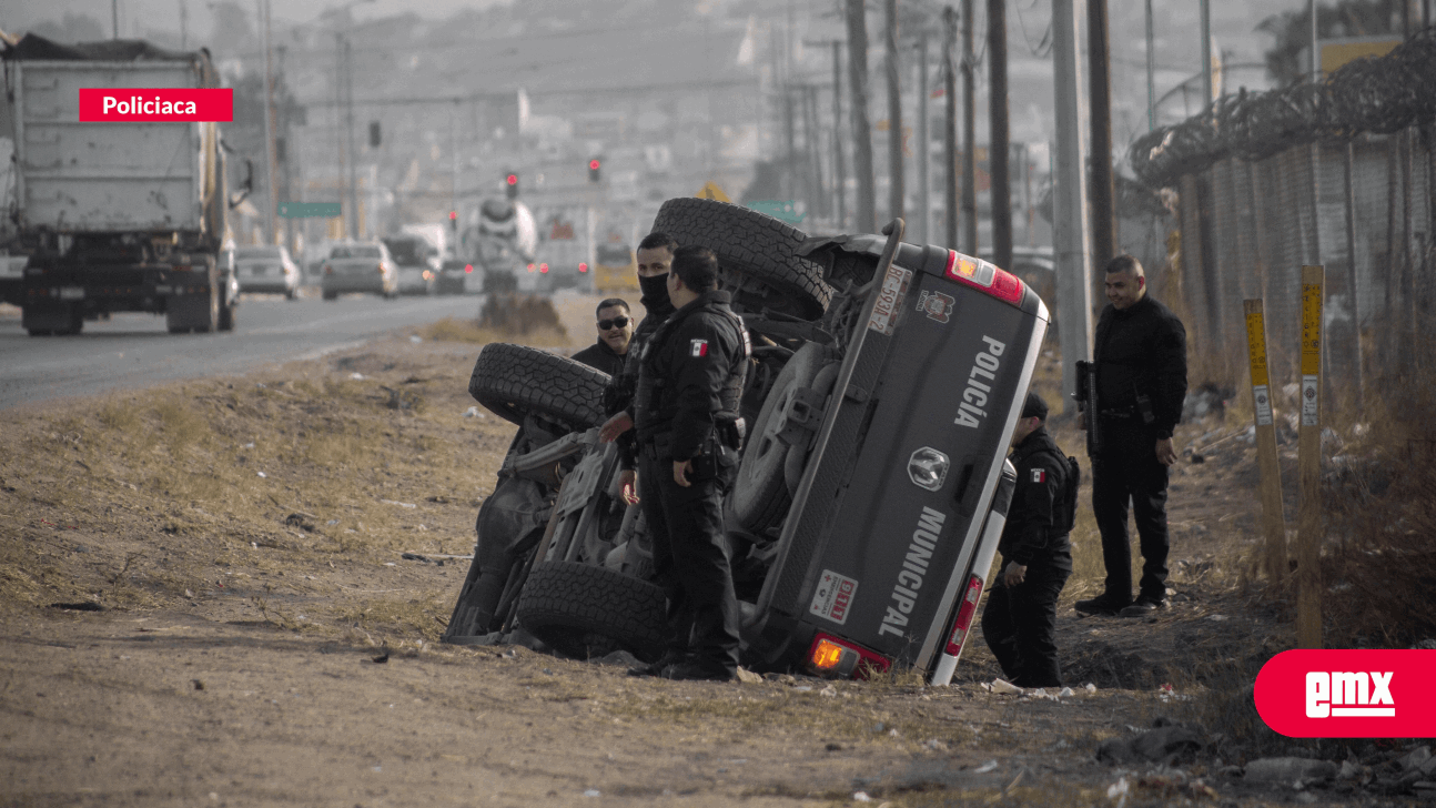 EMX-Persecución-policial-termina-con-detención-de-conductor-de-Jeep-robada-y-una-patrulla-volcada