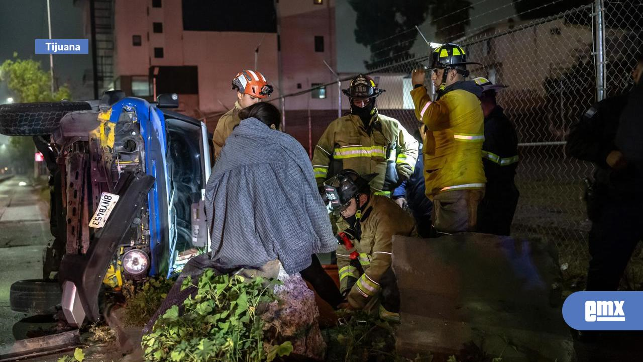 EMX-Choque-vehicular-termina-con-volcadura-en-Zona-Río