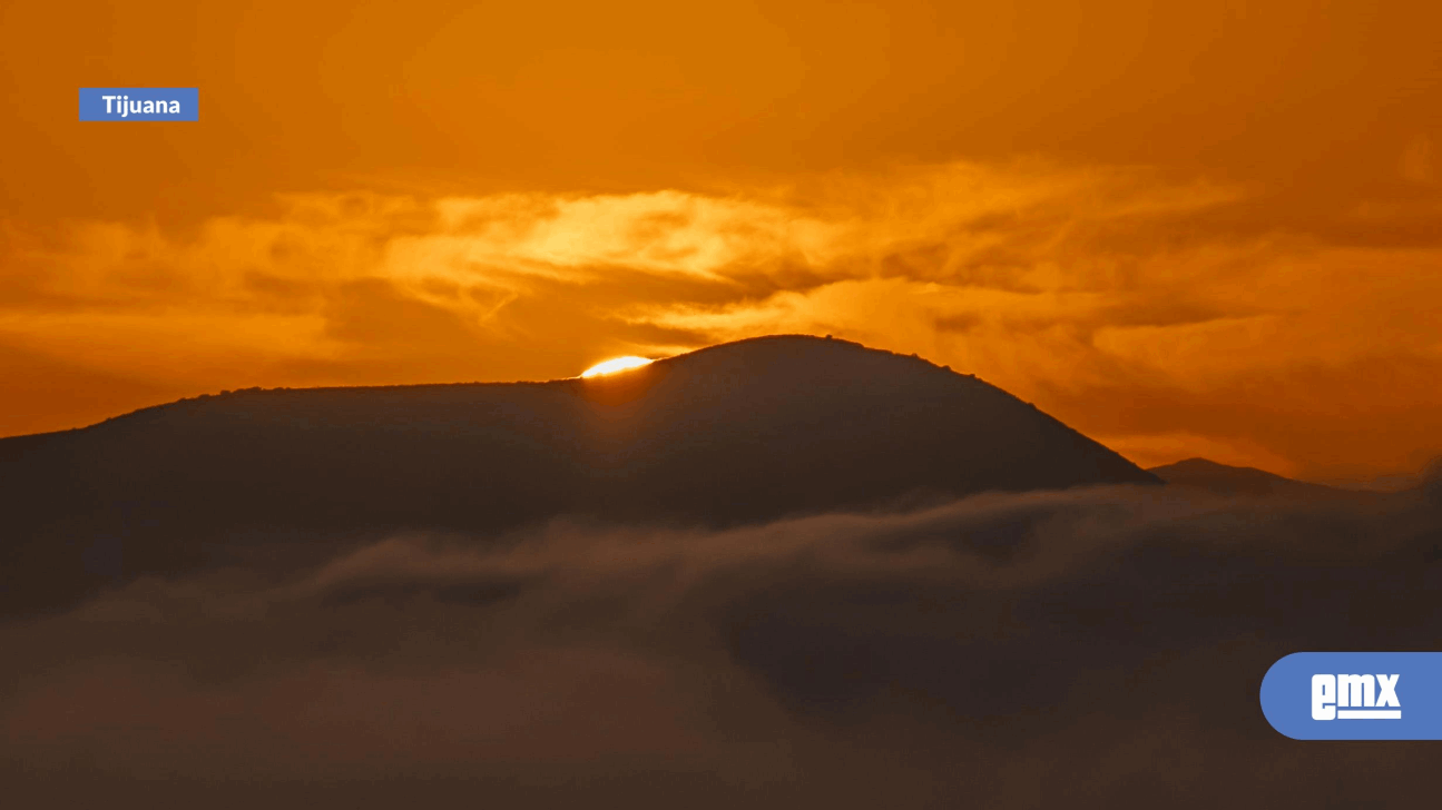 EMX-Colorido-amanecer-en-la-ciudad-de-Tijuana