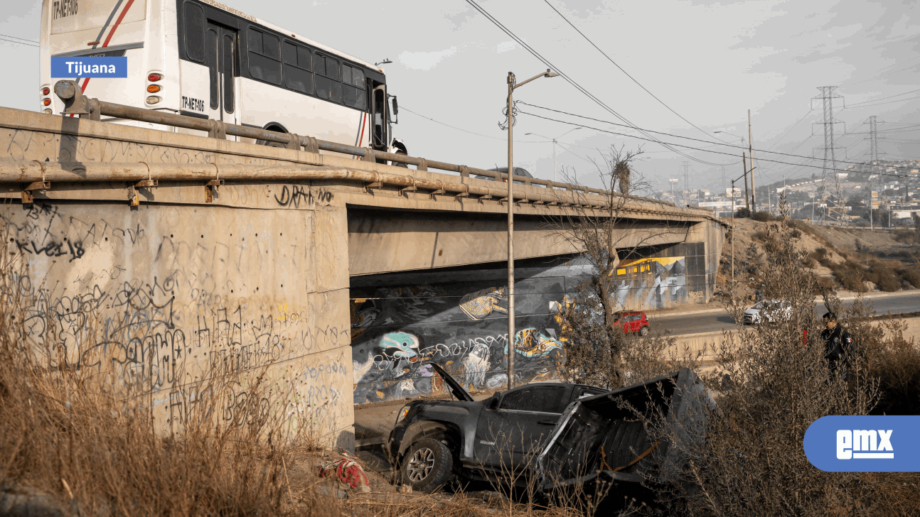 EMX-Pickup-cae-a-una-barranca-tras-ser-chocado-por-un-camión-en-el-bulevar-2000