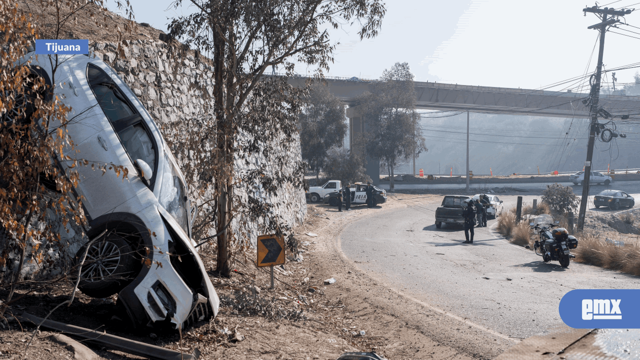 EMX-Automóvil-cae-a-barranca-en-el-bulevar-Cuauhtémoc-Sur-de-Tijuana