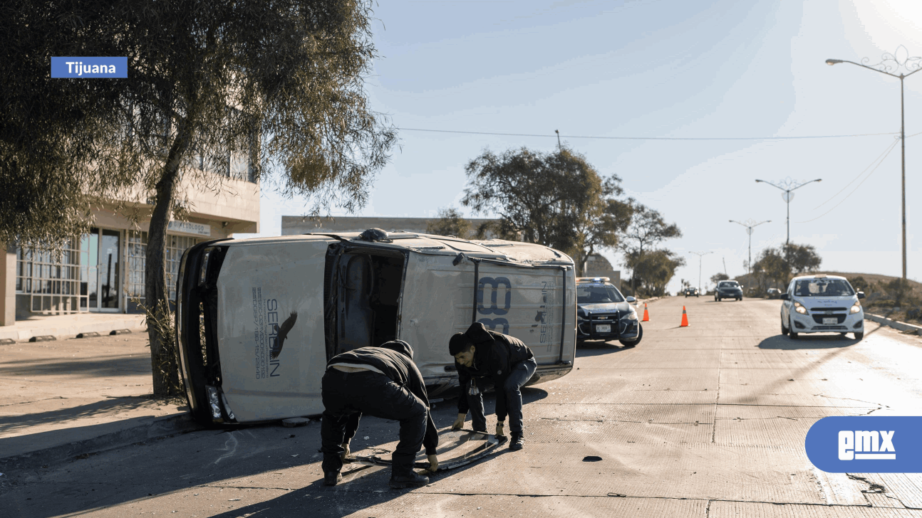 EMX-Vehículo-de-seguridad-privada-se-vuelca-en-Urbi-Quinta-del-Cedro