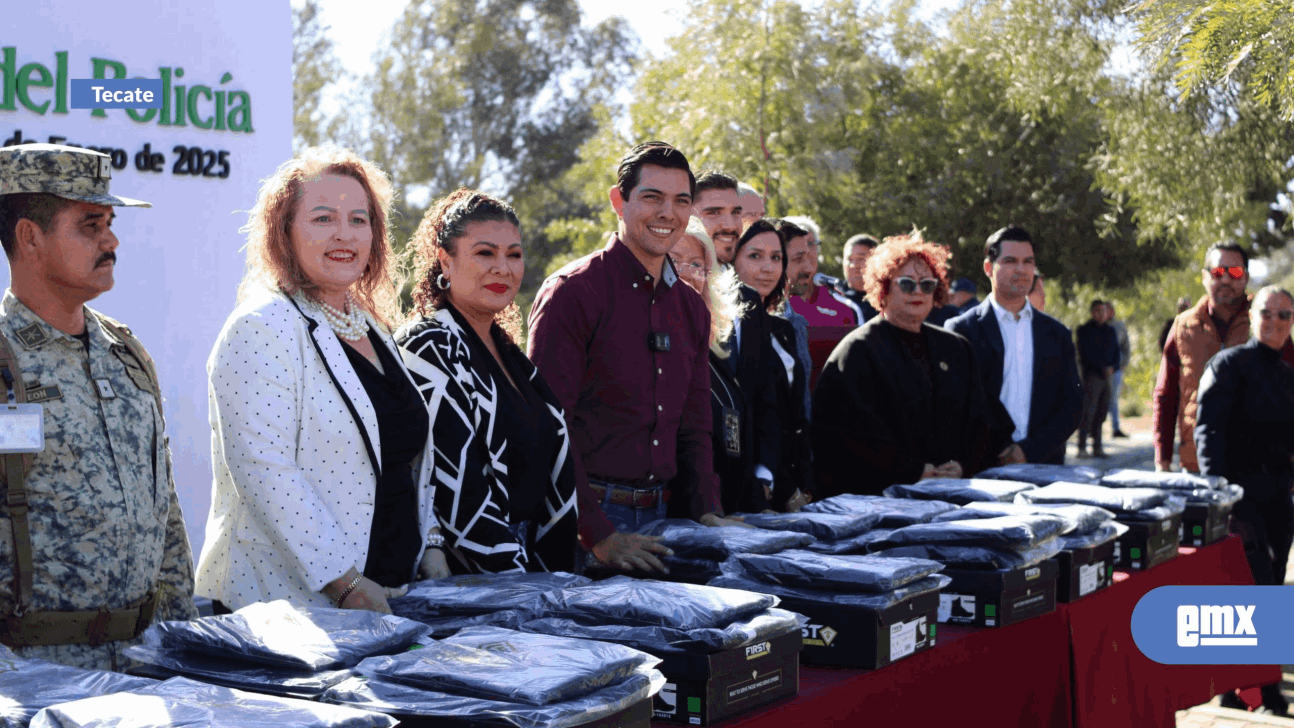 EMX-ENTREGA-ROMÁN-COTA-UNIFORMES-A-POLICÍAS-MUNICIPALES-EN-SU-DÍA