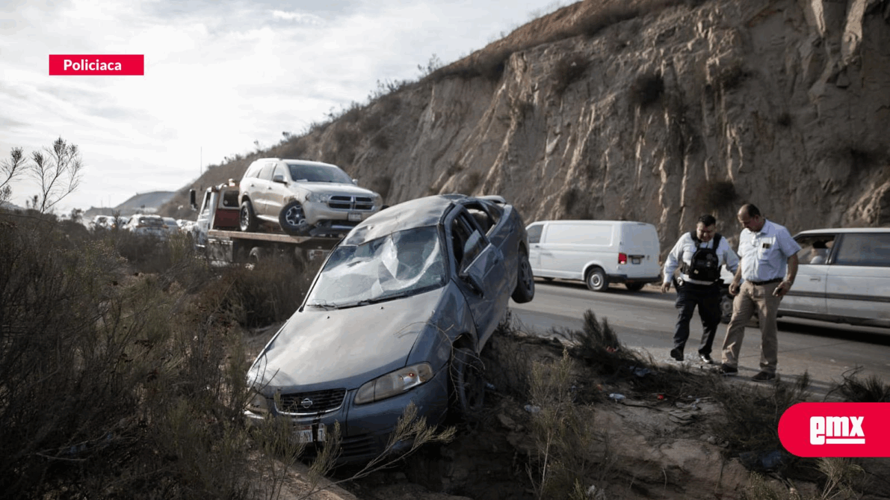 EMX-Volcadura-sobre-el-bulevar-2000;-conductor-resulta-ileso