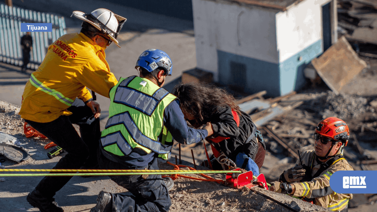 EMX-Bomberos-rescatan-a-mujer-atrapada-en-una-cueva-sobre-una-ladera-en-la-colonia-Juárez