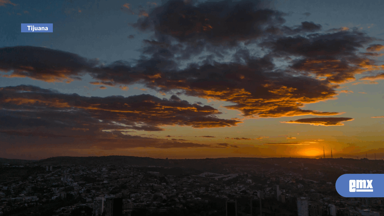 EMX-Imagen-del-colorido-atardecer-registrado-este-martes-en-la-Tijuana