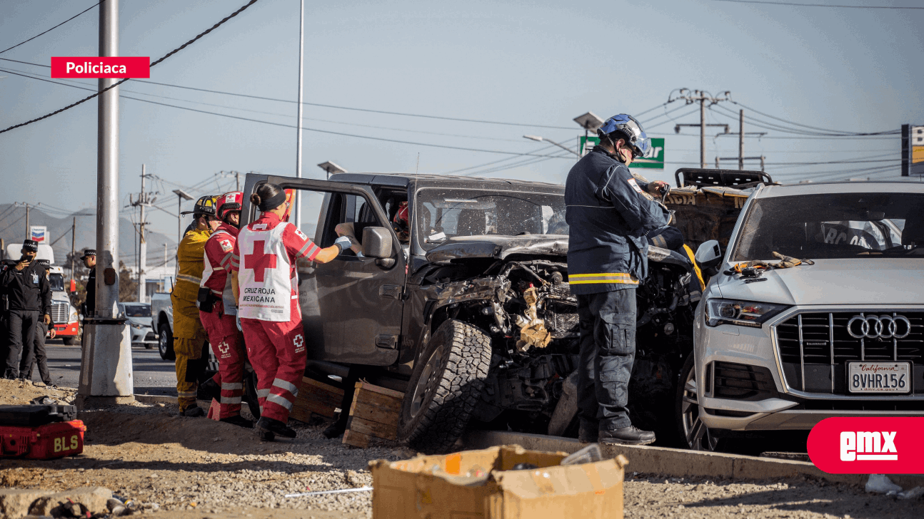 EMX-Aparatoso-accidente-vehicular-deja-una-persona-prensada;-hay-una-patrulla-involucrada