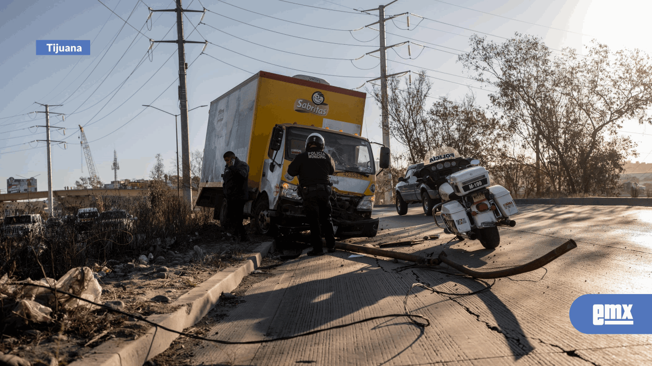 EMX-Camión-de-sabritas-pierde-el-control-y-se-impacta-contra-un-poste-en-carretera-libre-Tijuana-Rosarito